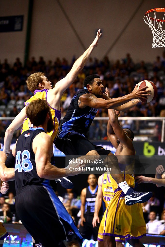 NBL Rd 22 - Breakers v Sydney