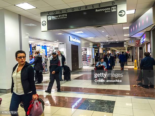 people walking through atlanta airport, usa - atlanta airport stock pictures, royalty-free photos & images