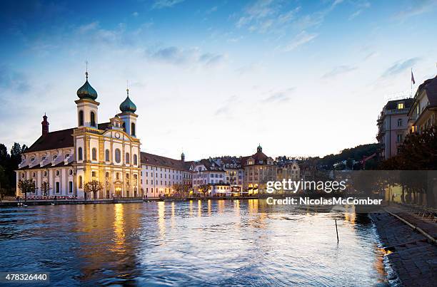 luzern, schweiz reuss south shore sonnenuntergang mit jesuit church - jesuit stock-fotos und bilder