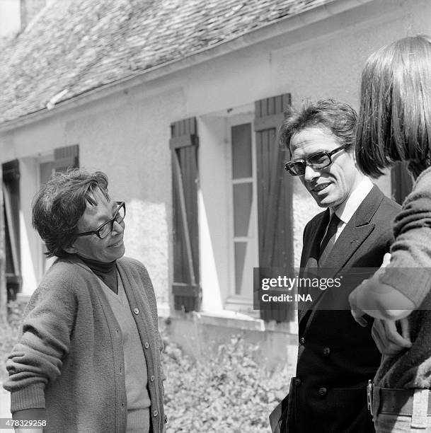 Marguerite Duras and Henri Garcin during the shooting of the movie ""to Destroy she says"" in the series Bench test