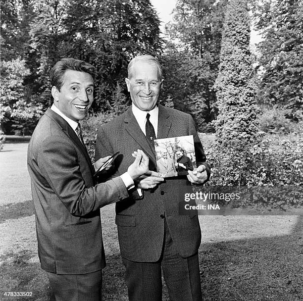 In a garden, Albert Raisner and Maurice Chevalier present the record of the duet of Maurice Chevalier with Gigliola Cinquetti. Shooting for the...