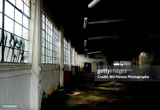 abandoned automobile garage - zona industrial imagens e fotografias de stock