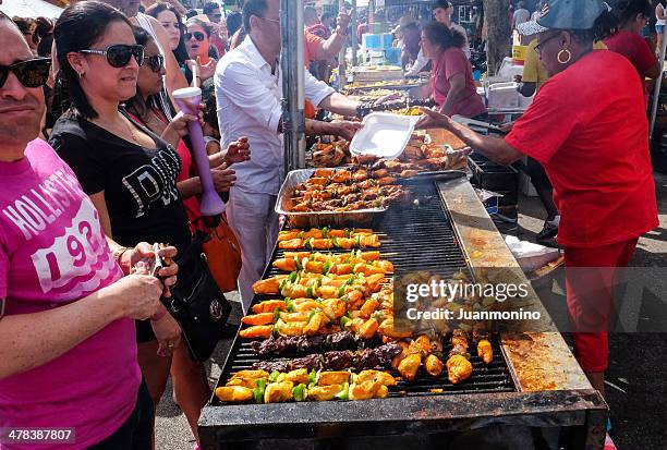 hora do almoço no festival da calle ocho - calle urbana imagens e fotografias de stock