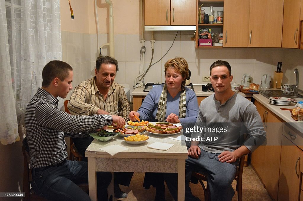 UKRAINE-RUSSIA-POLITICS-UNREST-FAMILY