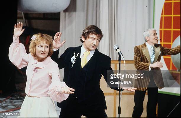 Evelyne GRANDJEAN, Pierre Desproges and Lawrence Riesner in a funny trio on the set ""Number 1"" dedicated to Thierry Le Luron.