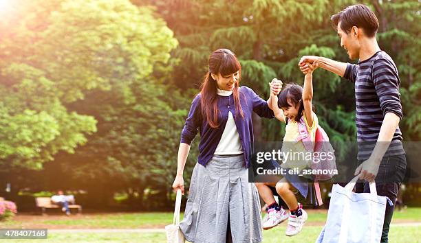 familie einen spaziergang im freien im sommer, tokio - asian family in park stock-fotos und bilder