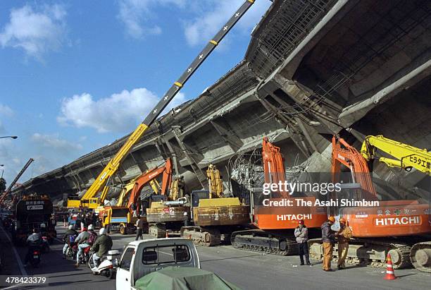 Removal work of the collapsed Hanshin Expressway begins on January 19, 1995 in Kobe, Hyogo, Japan. Magnitude 7.3 strong earthquake jolted in the...