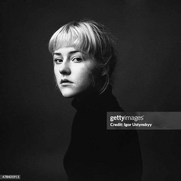 calm woman look straight - black and white portrait woman stockfoto's en -beelden