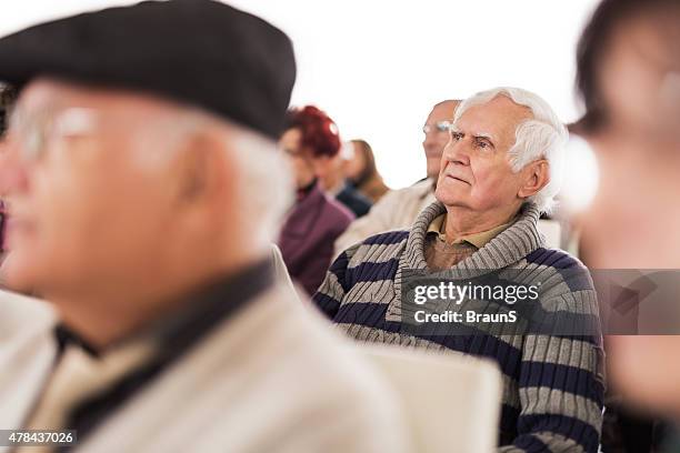 gruppo di anziani partecipando a un evento relativo all'istruzione. isolato su bianco - evento relativo allistruzione foto e immagini stock