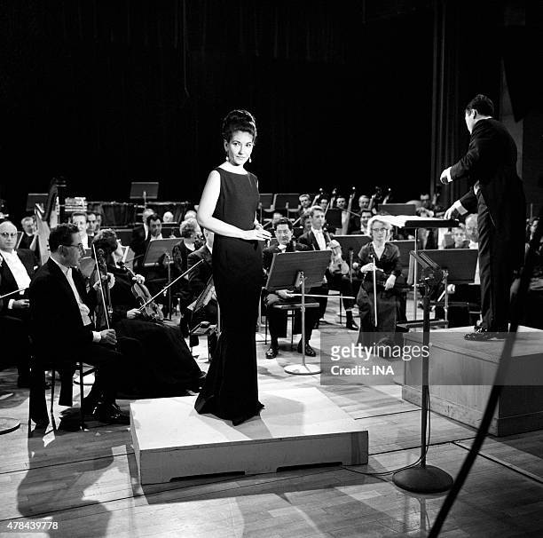American-born Greek opera singer, Maria Callas accompanied by the National orchestra of the ORTF, conducted by Georges Prêtre, in studio 102 of the...