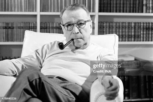 The writer Georges Simenon interviewed in his place of residence of Lausanne