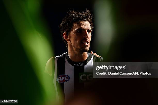 Scott Pendlebury of the Collingwood Magpies addresses the team before the bounce during the 2015 AFL round thirteen match between the Fremantle...