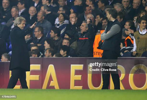 Jorge Jesus manager of Benfica gestures with three fingers towards Tim Sherwood manager of Tottenham Hotspur during the UEFA Europa League Round of...