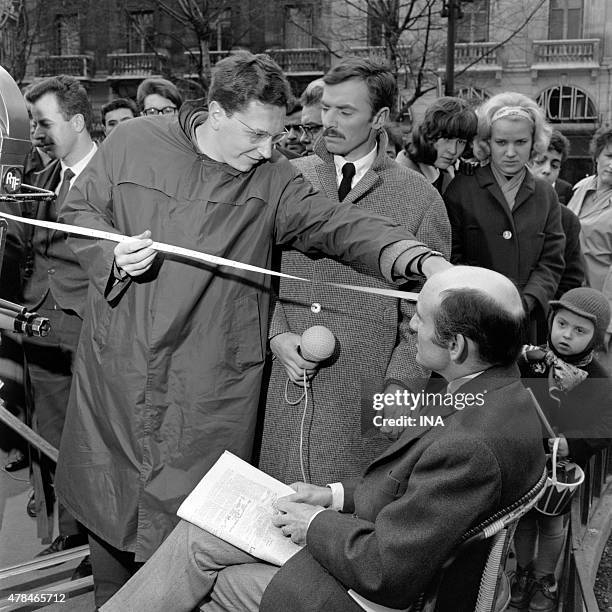 Teddy Vrignault and Andre Gaillard together with a technician not identified on the shooting of the program ""the Back of the spoon""