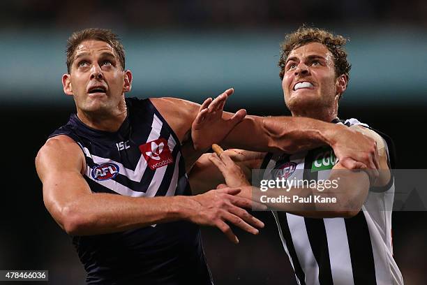 Aaron Sandilands of the Dockers and Jarrod Witts of the Magpies contest the ruck during the round 13 AFL match between the Fremantle Dockers and the...