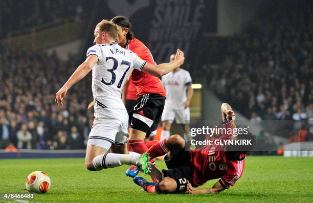 Tottenham Hotspur's English striker Harry Kane is brought down by Benfica's Portuguese defender Silvio resulting in a free-kick during the UEFA...