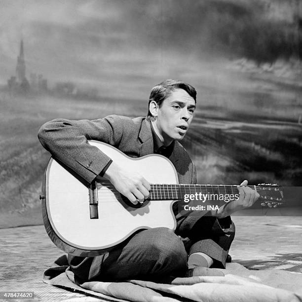 Jacques Brel in the guitar during the recording of ""Discorama""