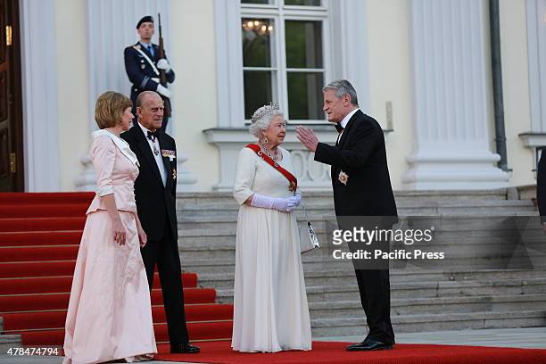 German President Joachim Gauck and Daniela Schadt waiting for the Queen Elizabeth II before the Bellevue Palace for State Banquet.