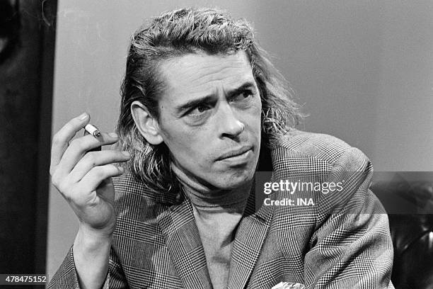 Jacques Brel, long hair and cigarette in the hand, on the set ""The guest of Sunday"".