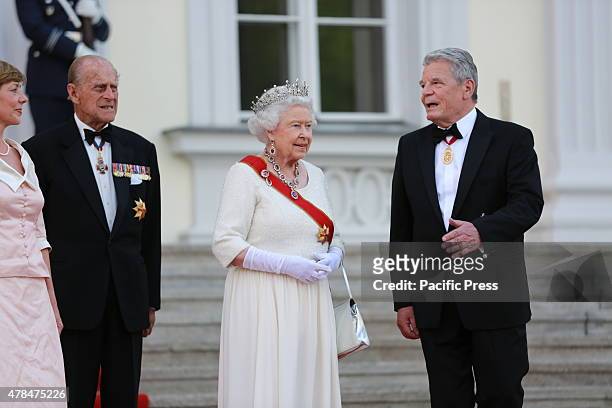 German President Joachim Gauck and Daniela Schadt waiting for the Queen Elizabeth II before the Bellevue Palace for State Banquet.