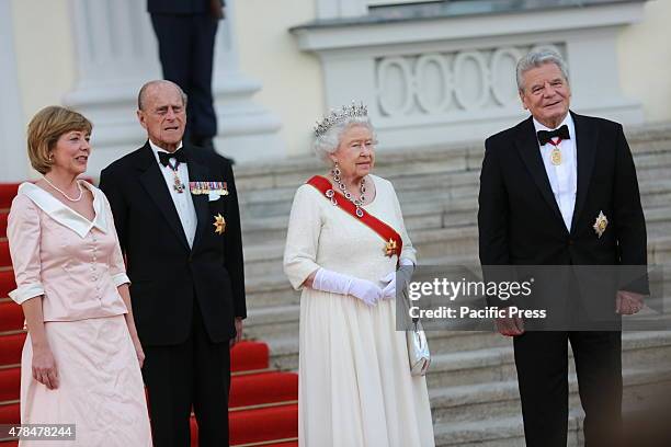 German President Joachim Gauck and Daniela Schadt welcomed Queen Elizabeth II before the Bellevue Palace for State Banquet.