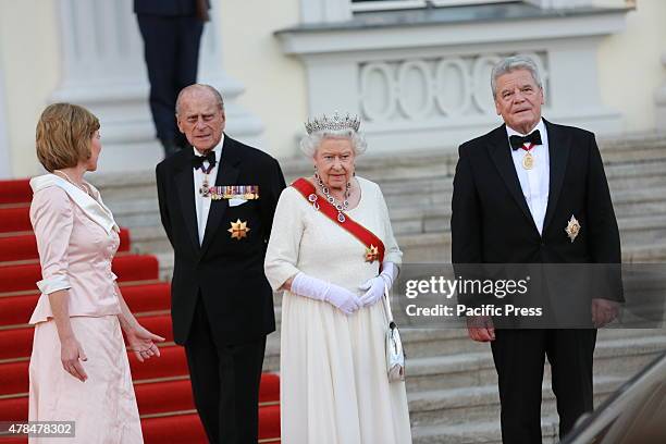 German President Joachim Gauck and Daniela Schadt welcomed Queen Elizabeth II before the Bellevue Palace for State Banquet.