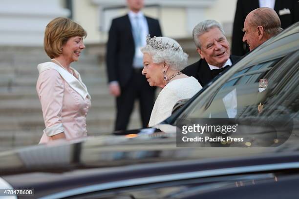 German President Joachim Gauck and Daniela Schadt welcomed Queen Elizabeth II before the Bellevue Palace for State Banquet.