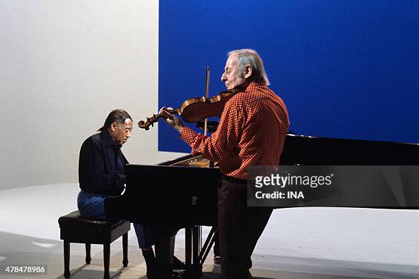 Duet between Duke Ellington and Stephane Grappelli in studio for the television on the occasion of 25 years of career of the violinist