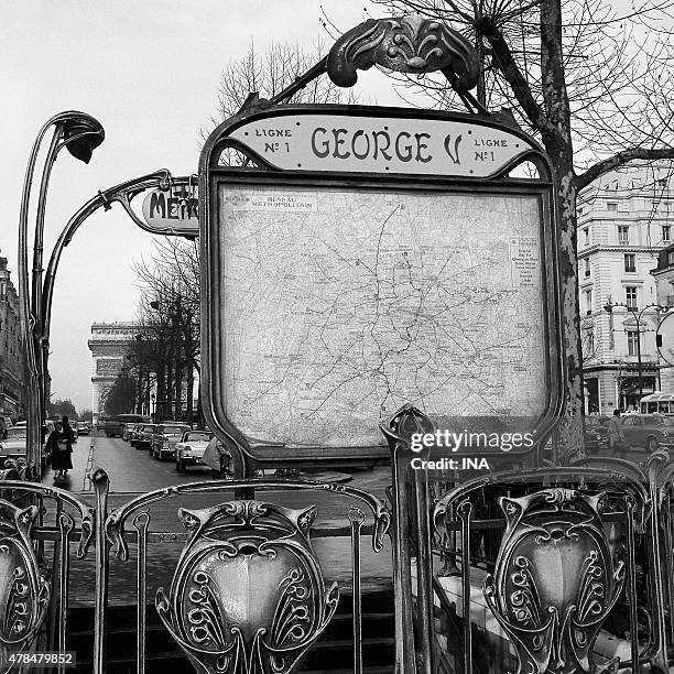 Circle of acquaintances style art nouveau of a station of Parisian subway