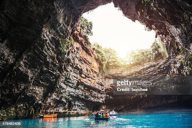 melissani caverna na ilha de cefalónia - cefalónia imagens e fotografias de stock