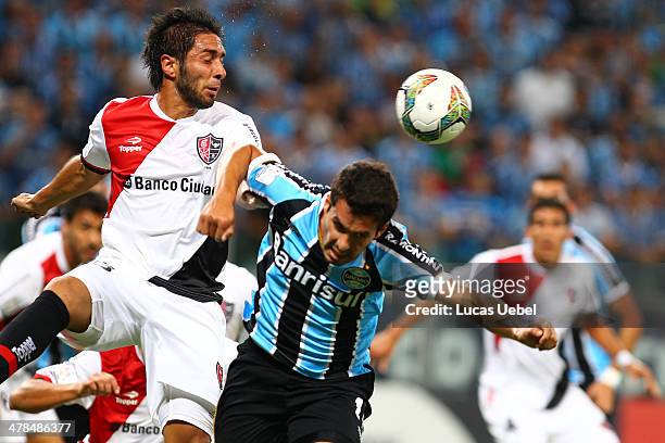 Riveros of Gremio and Nicolas Castro of Newell's Old Boys runs for the ball during the Copa Bridgestone Libertadores 2014 match between Gremio v...