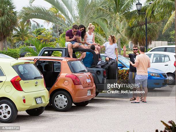 adulti che frequentano caucasians matrimonio guidare troppo vicino al parcheggio dell'hotel - grand cayman islands foto e immagini stock