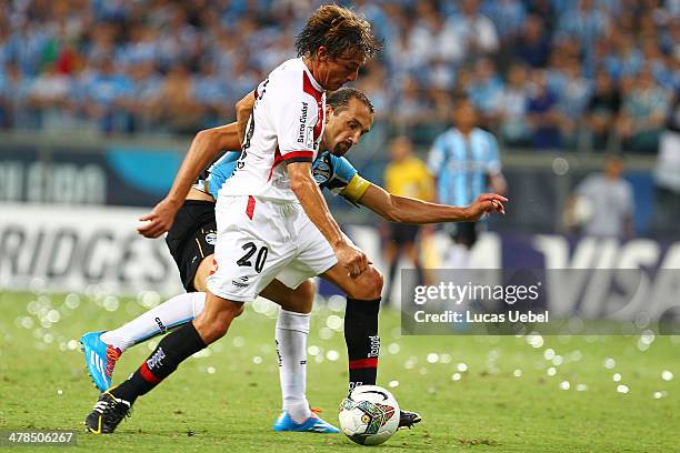 Barcos of Gremio and Gabriel Heinze of Newell's Old Boys runs for the ball during the Copa Bridgestone Libertadores 2014 match between Gremio v...