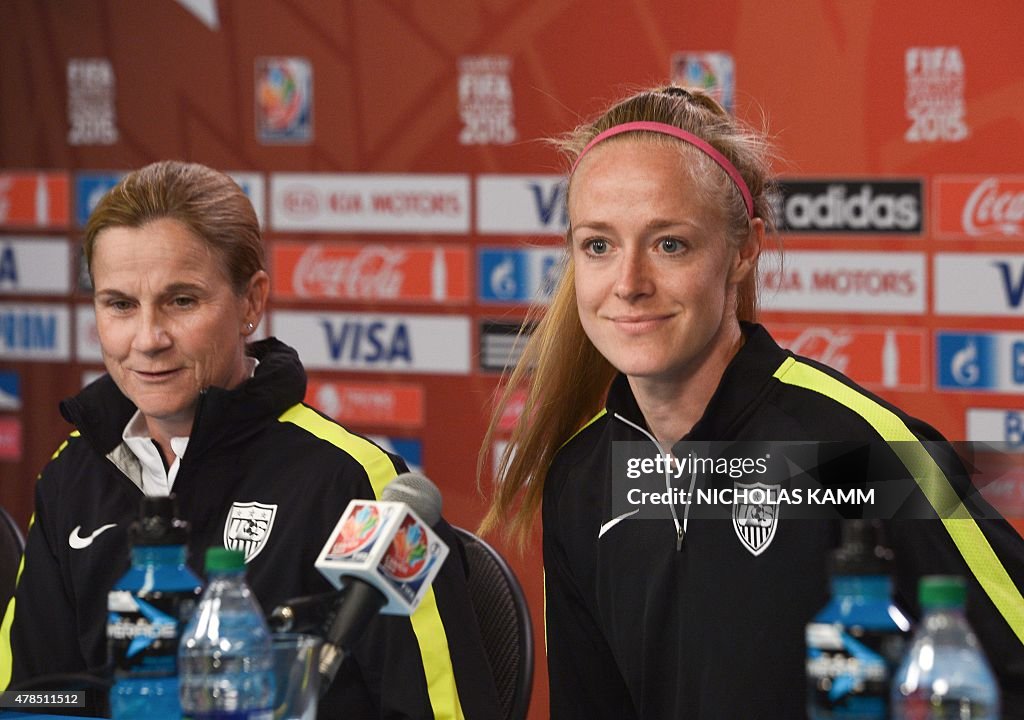 FBL-WC-2015-WOMEN-USA-PRESSER