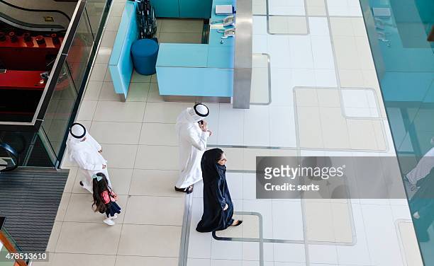 arabische familie im einkaufszentrum - arab family in hotel stock-fotos und bilder
