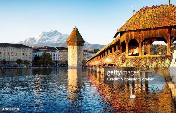 luzern, schweiz reuss chapel bridge im morgengrauen mit mount pilatus - luzern stock-fotos und bilder