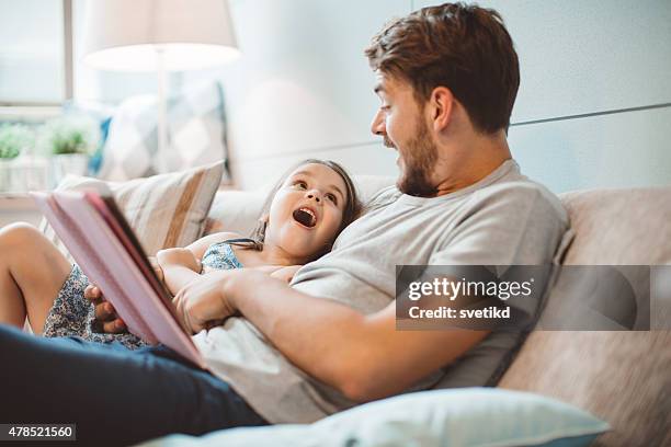 père et fille profitant de chez vous. - lire photos et images de collection