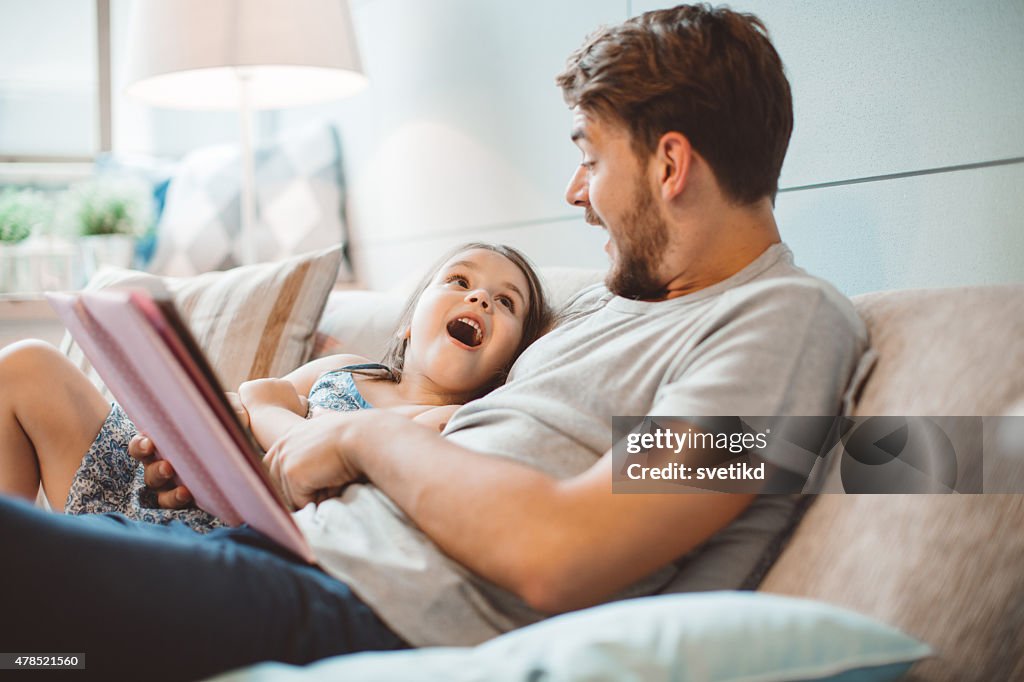 Pai e filha desfrutar em casa.