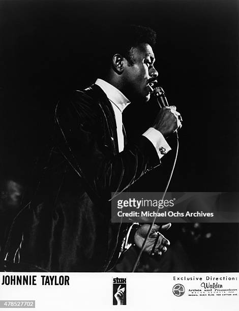 Soul singer Johnnie Taylor performs onstage in circa 1974.