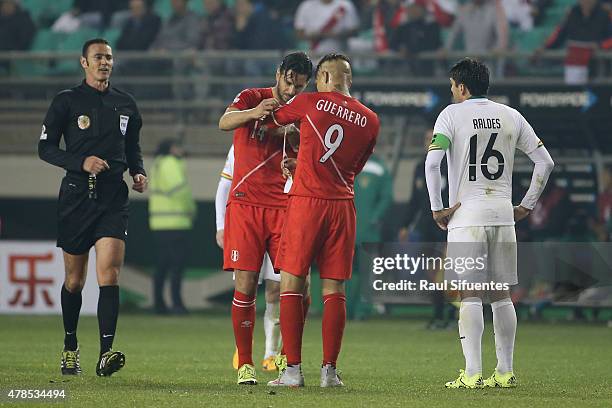 Claudio Pizarro of Peru gives his captain´s armband to Paolo Guerrero during the 2015 Copa America Chile quarter final match between Peru and Bolivia...