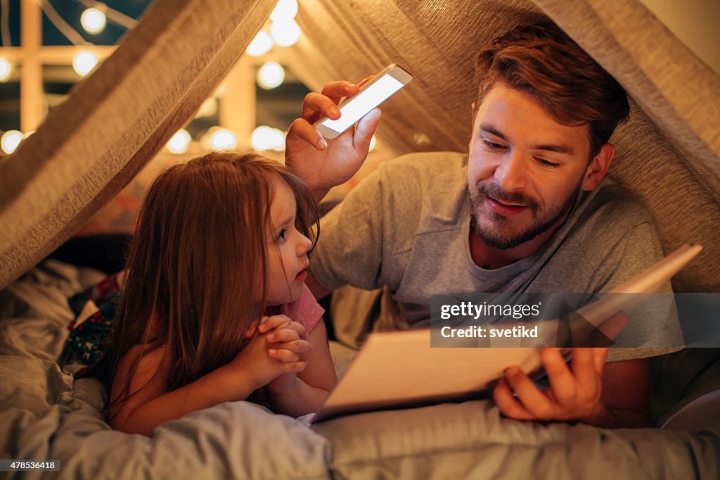 Pai e filha desfrutar em casa.