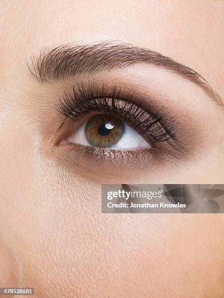 female eye looking up, close up - bruine ogen stockfoto's en -beelden