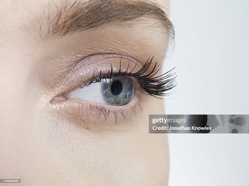 Close up on an female eye, looking away