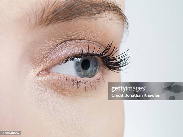 close up on an female eye, looking away - mascara stockfoto's en -beelden