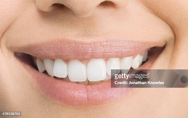 female smiling, perfect teeth, close up - dientes fotografías e imágenes de stock