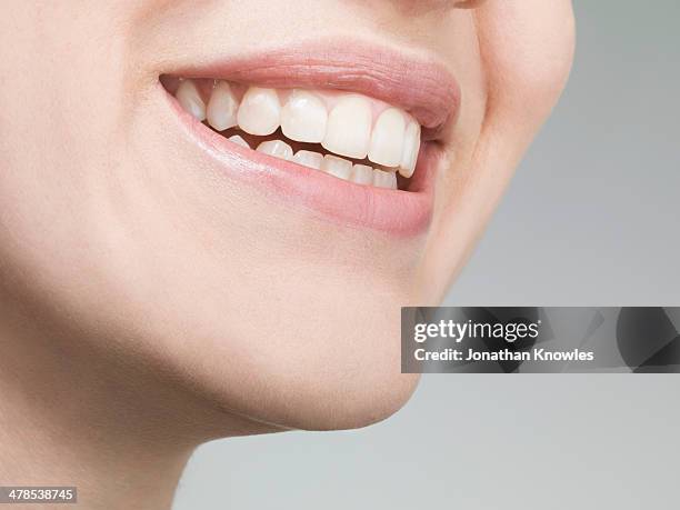 female smiling with perfect teeth, natural - toothy smile 個照片及圖片檔