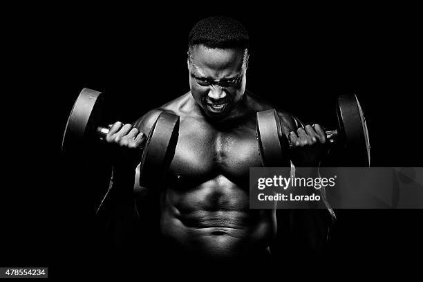 nero muscolare uomo sollevare pesi - black male bodybuilders foto e immagini stock