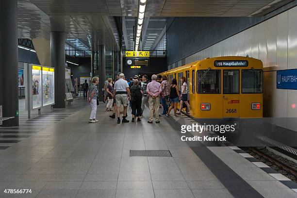 people at the u-bahn station berlin - hauptbahnhof - ubahn station stockfoto's en -beelden