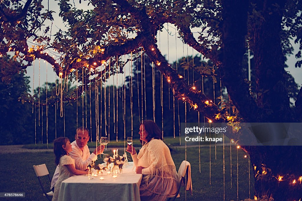 Amis appréciant soirée de fête de l'été à la nuit