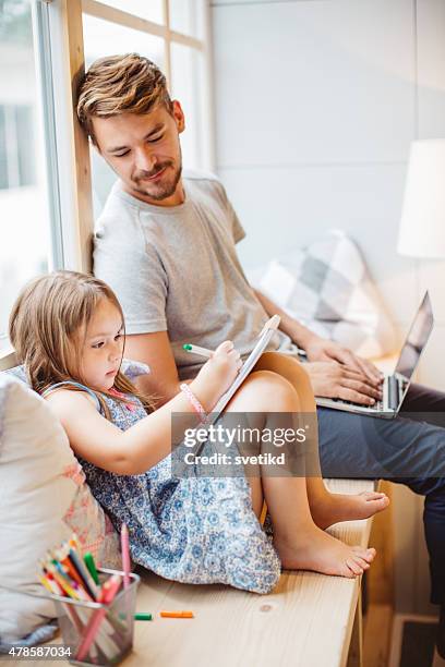 vater und tochter genießen sie sich wie zu hause fühlen. - freelance child stock-fotos und bilder